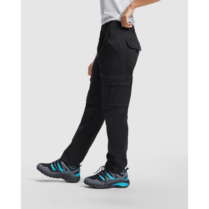 Pantalón laboral largo para mujer con elastano 250 g/m2 Roly Daily Stretch color negro quinta vista de uso