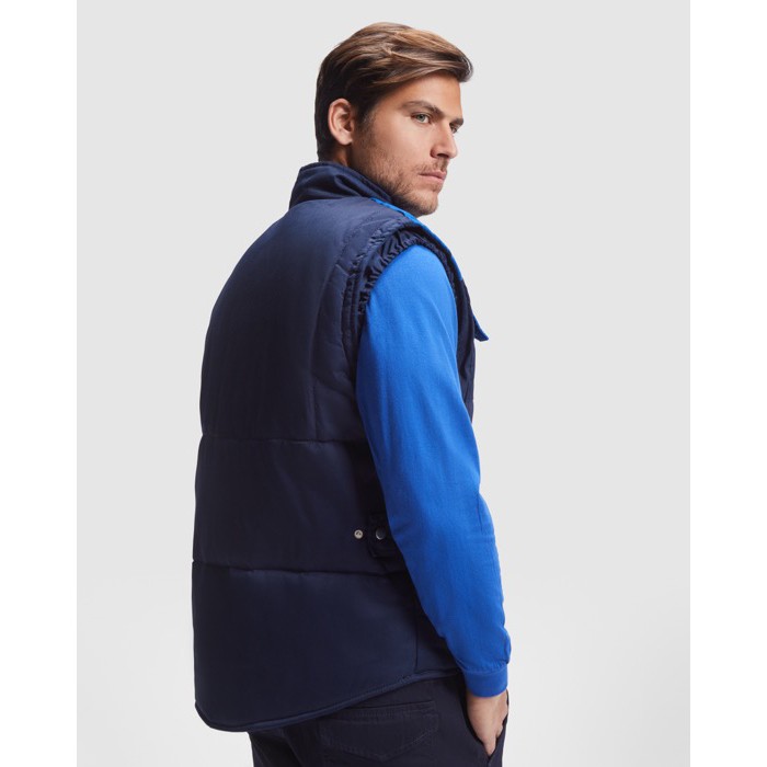 Chaleco laboral multibolsillos de poliéster y algodón 200 g/m2 Roly Armada color azul real tercera vista de uso