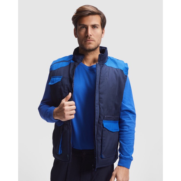 Chaleco laboral multibolsillos de poliéster y algodón 200 g/m2 Roly Armada color azul real cuarta vista de uso