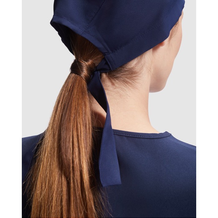 Gorro sanitario de poliéster con cintas ajustables 150 g/m2 color azul marino quinta vista de uso Gorro sanitario de poliéster con cintas ajustables 150 g/m2 color azul marino quinta vista de uso