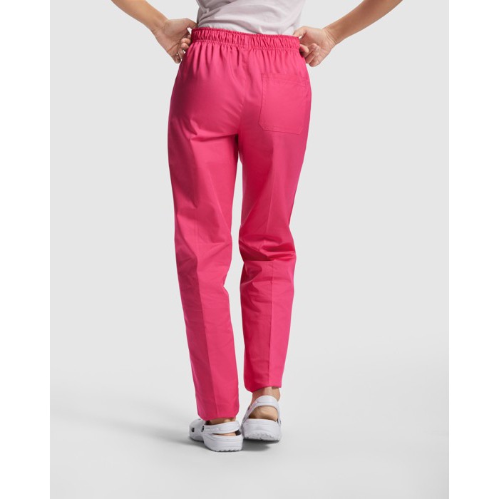 Pantalón sanitario unisex con corte recto 160 g/m2 Roly Vademecum color rosa cuarta vista de uso