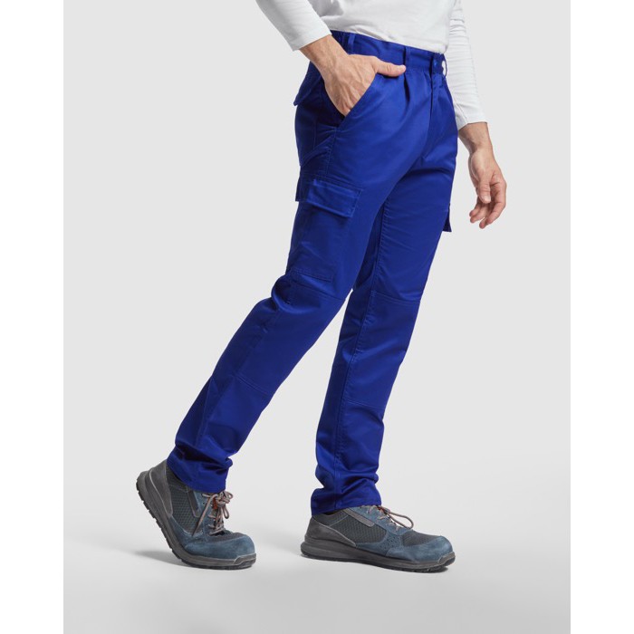 Pantalón laboral de poliéster y algodón 240 g/m2 Roly Daily color azul petróleo tercera vista de uso