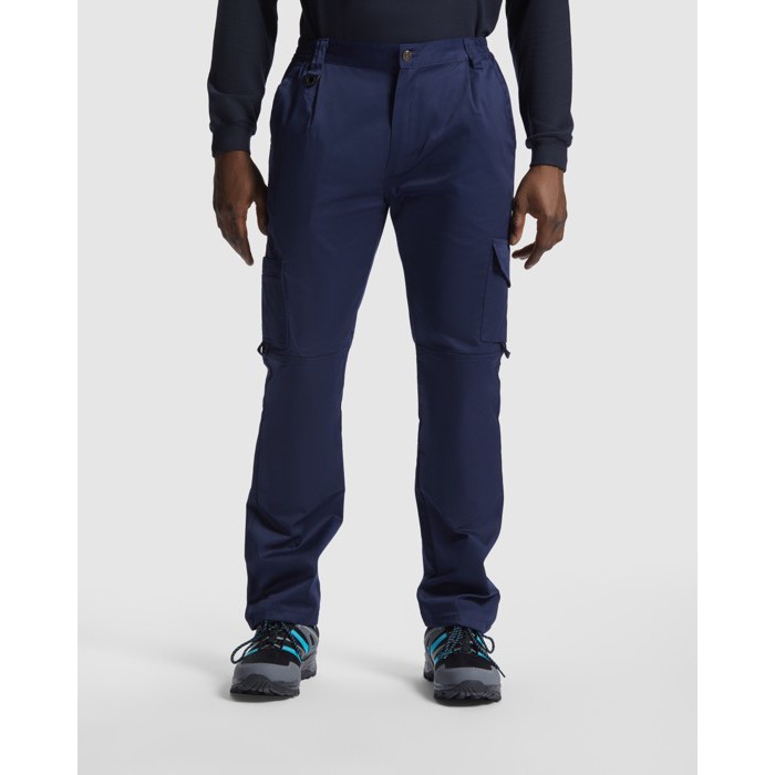 Pantalón laboral con bolsillos de poliéster y algodón 245 g/m2 Roly Protect color azul marino primera vista de uso