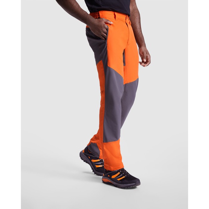Pantalón unisex trekking con trabillas para cinturón 130 g/m2 Roly Direct Bonati color naranja tercera vista de uso Pantalón unisex trekking con trabillas para cinturón 130 g/m2 Roly Direct Bonati color naranja tercera vista de uso