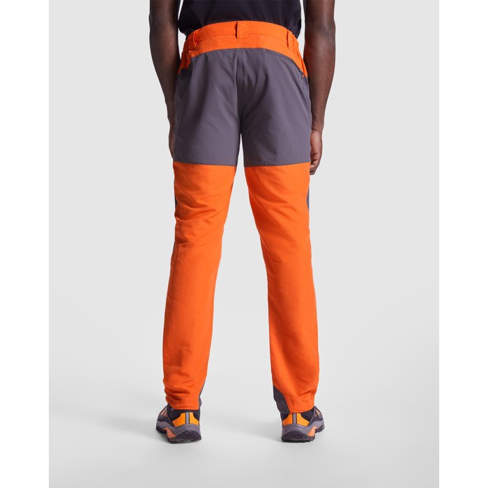 Pantalón unisex trekking con trabillas para cinturón 130 g/m2 Roly Direct Bonati color naranja cuarta vista de uso Pantalón unisex trekking con trabillas para cinturón 130 g/m2 Roly Direct Bonati color naranja cuarta vista de uso