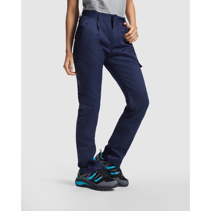 Pantalón laboral para mujer de poliéster y algodón 240 g/m2 Roly Daily color azul marino tercera vista de uso