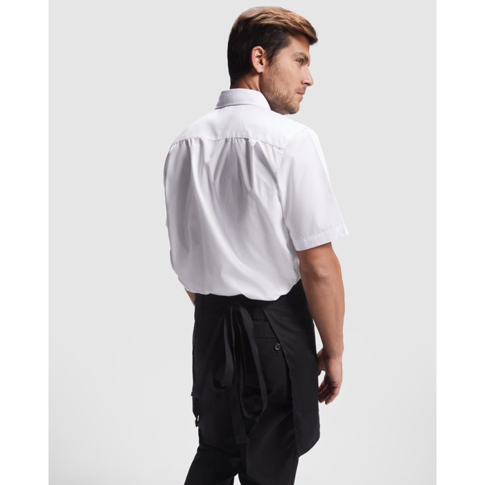 Delantal laboral para horeca de poliéster y algodón 220 g/m2 Roly Classic color negro cuarta vista de uso