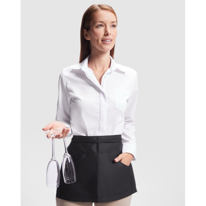 Delantal laboral patra horeca pequeño con bolsillos 220 g/m2 Roly Mini color negro primera vista de uso