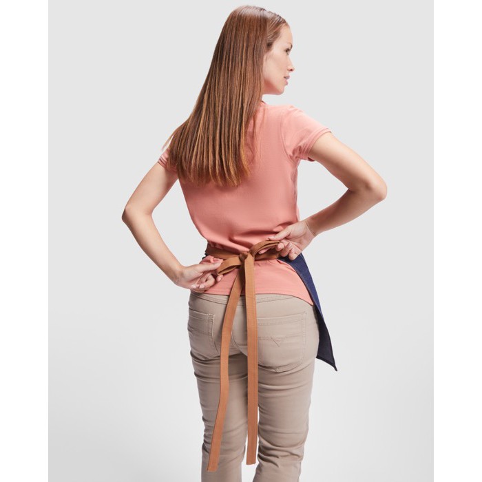 Delantal corto laboral para horeca estilo vaquero 250 g/m2 Roly Dacosta color azul vaquero cuarta vista de uso