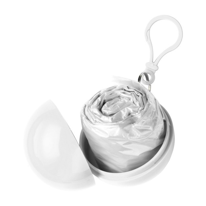 Poncho de plástico plegado en pelota redonda con mosquetón color blanco segunda vista