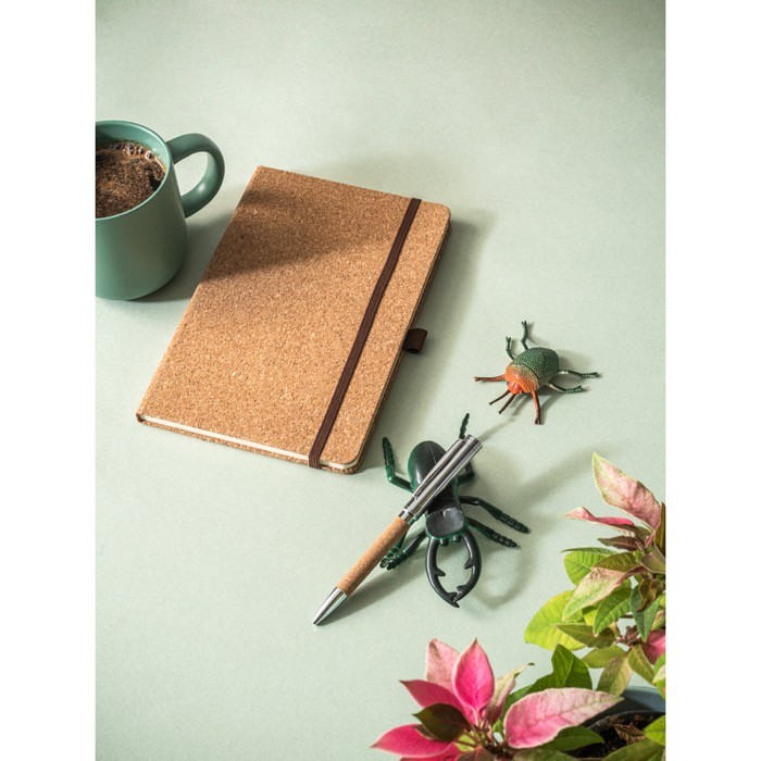 Bolígrafo de corcho y metal con mecanismo giratorio y tinta azul vista bodegón Bolígrafo de corcho y metal con mecanismo giratorio y tinta azul vista bodegón