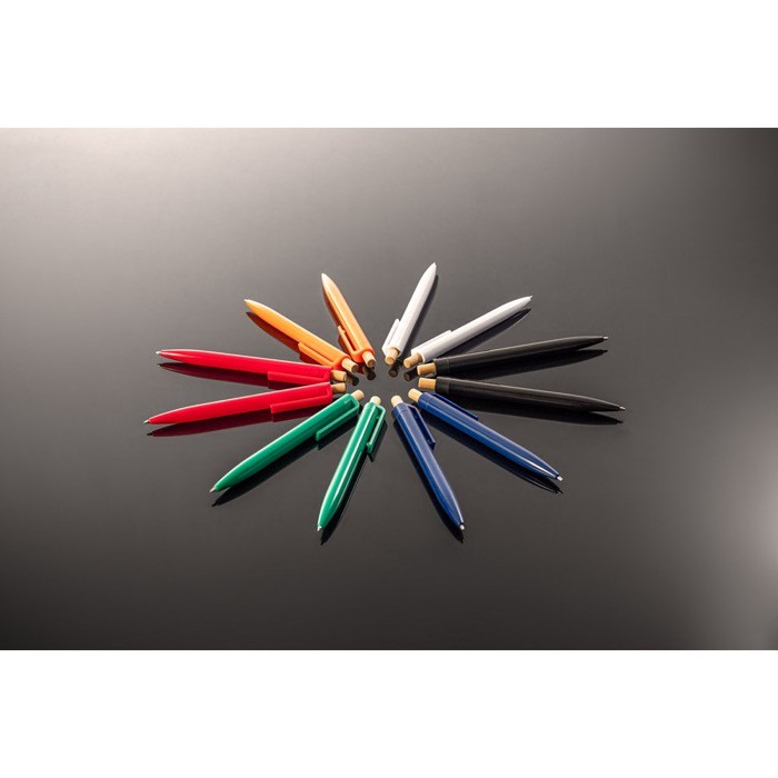 Bolígrafo de plástico reciclado con pulsador de bambú tinta azul vista bodegón