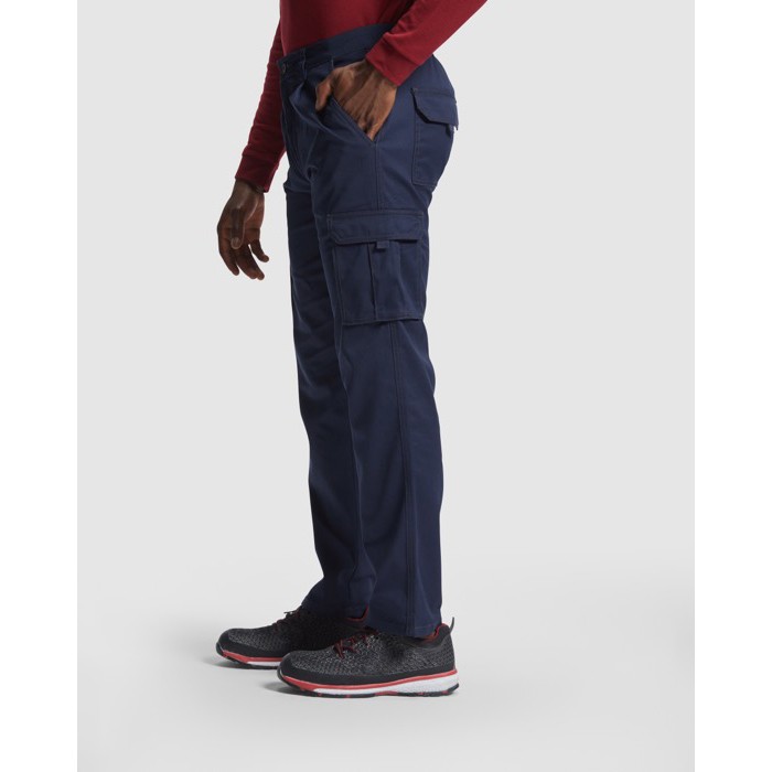 Pantalón largo laboral con elastano 250 g/m2 Roly Daily Stretch color camel quinta vista de uso