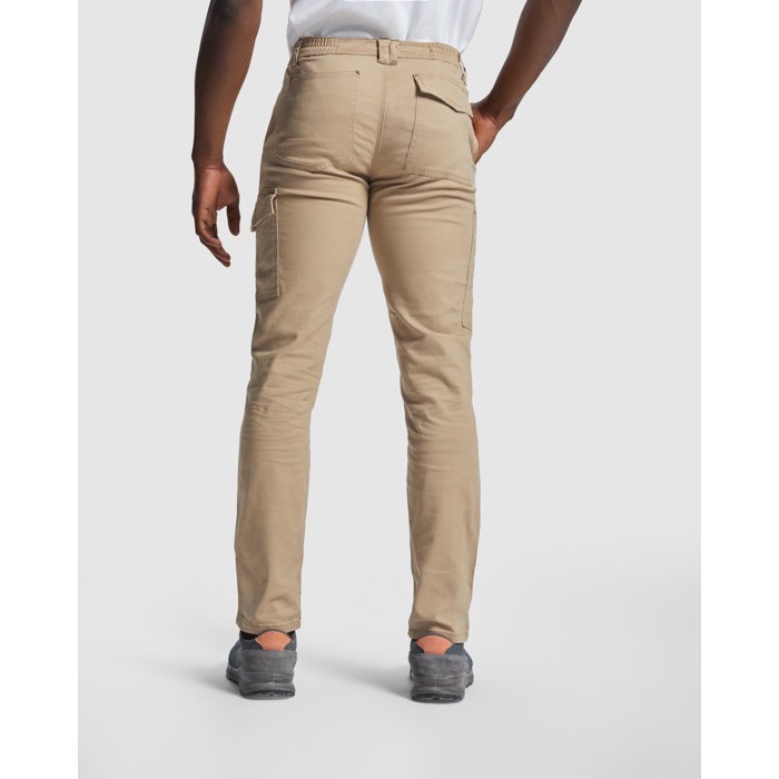 Pantalón laboral largo de hombre de algodón y elastano 300 g/m2 Roly Fonta color camel cuarta vista de uso