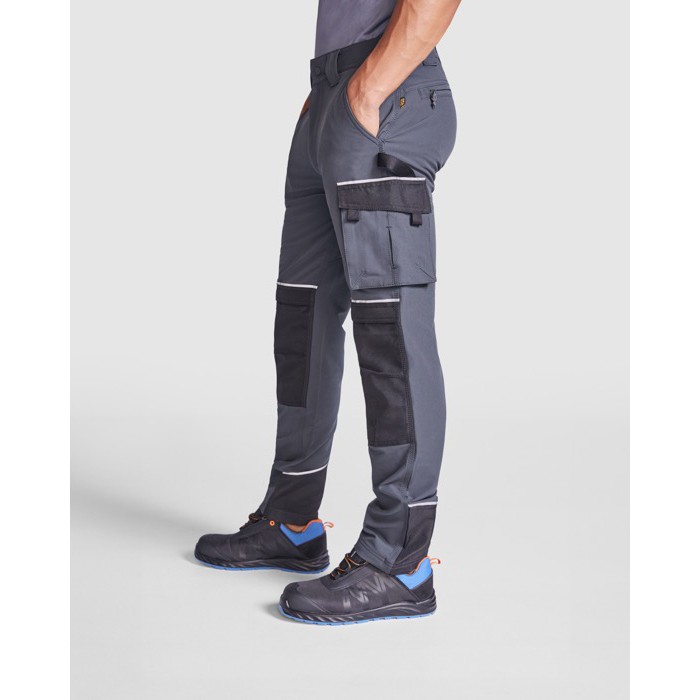 Pantalón laboral multibolsillos con elastano 260 g/m2 Roly Wall color negro cuarta vista de uso