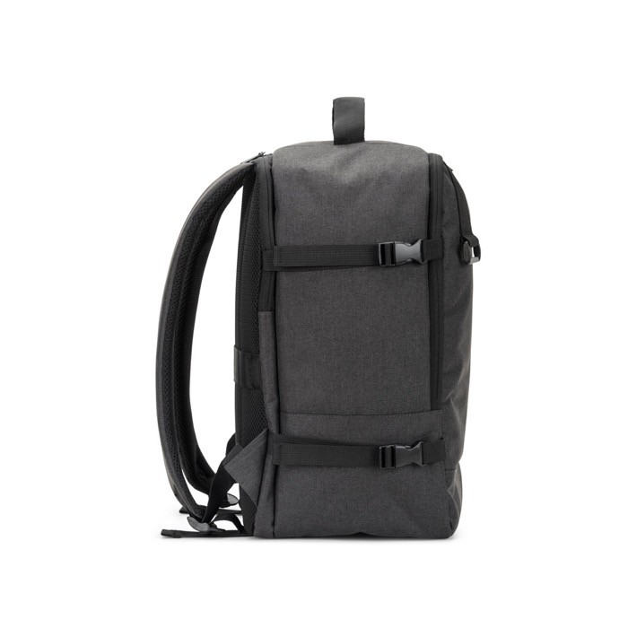 Mochila de poliéster reciclado con medidas para aerolíneas 14” color gris oscuro tercera vista