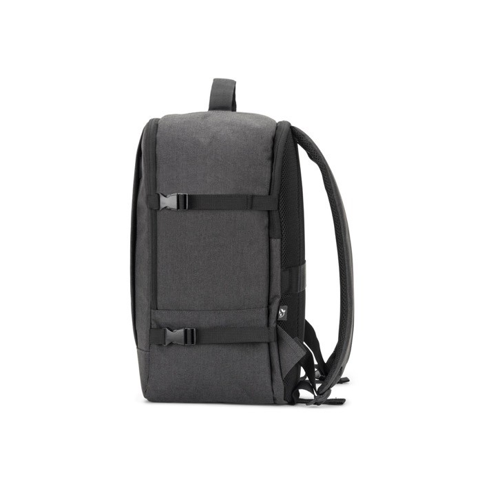 Mochila de poliéster reciclado con medidas para aerolíneas 14” color gris oscuro cuarta vista