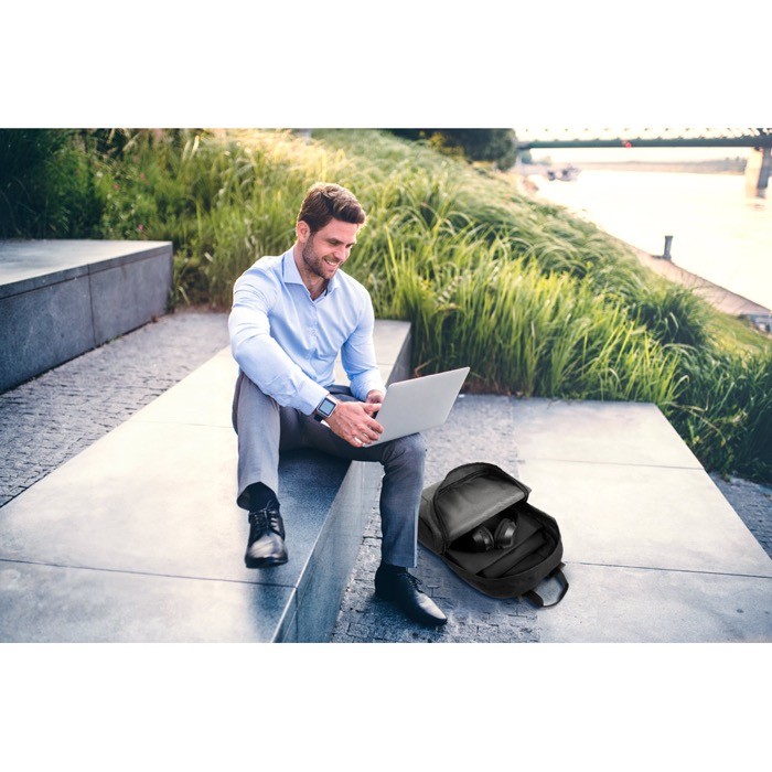 Mochila de poliéster reciclado con forro para portátil de 16” vista bodegón Mochila de poliéster reciclado con forro para portátil de 16” vista bodegón