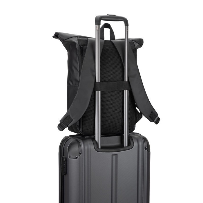 Mochila roll top de viaje en poliéster reciclado impermeable 14” color negro quinta vista Mochila roll top de viaje en poliéster reciclado impermeable 14” color negro quinta vista