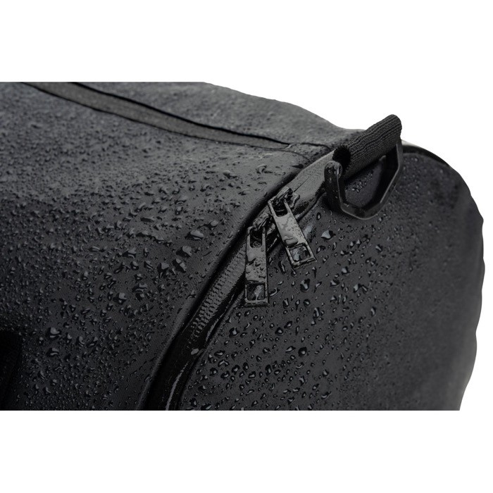 Bolsa de deporte en poliéster reciclado 600D con zapatero lateral color negro novena vista Bolsa de deporte en poliéster reciclado 600D con zapatero lateral color negro novena vista