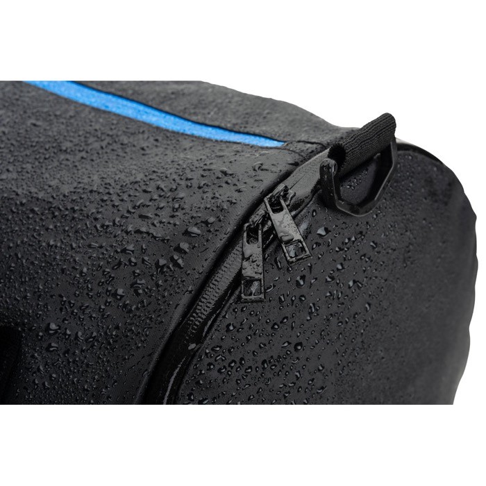 Bolsa de deporte en poliéster reciclado 600D con zapatero lateral color azul real novena vista Bolsa de deporte en poliéster reciclado 600D con zapatero lateral color azul real novena vista