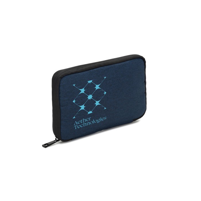 Bolsa organizadora en poliéster reciclado para accesorios tech color azul imagen con logo