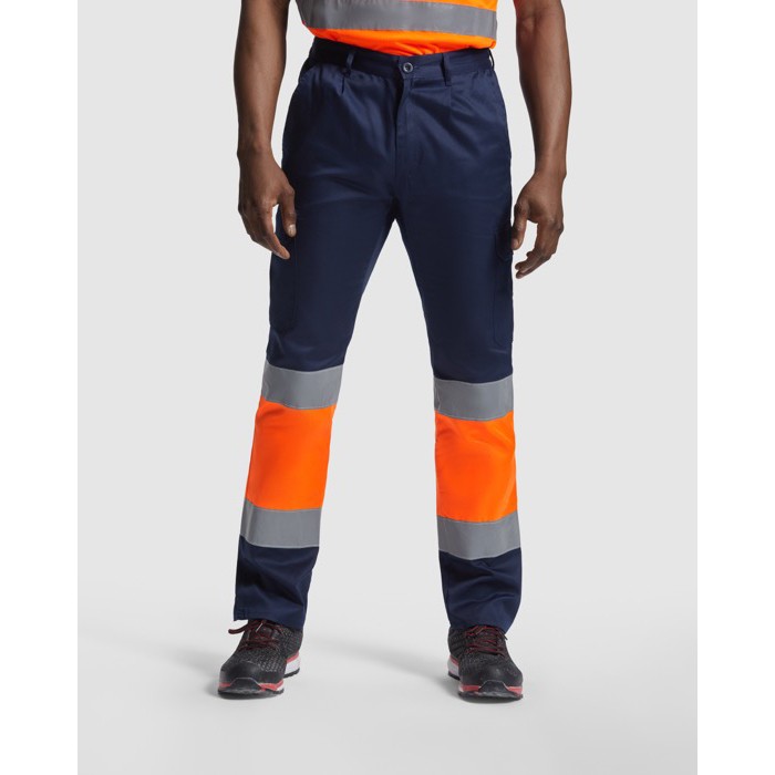 Pantalón laboral alta visibilidad con bolsillos 200 g/m2 Roly Naos color naranja fluorescente primera vista de uso