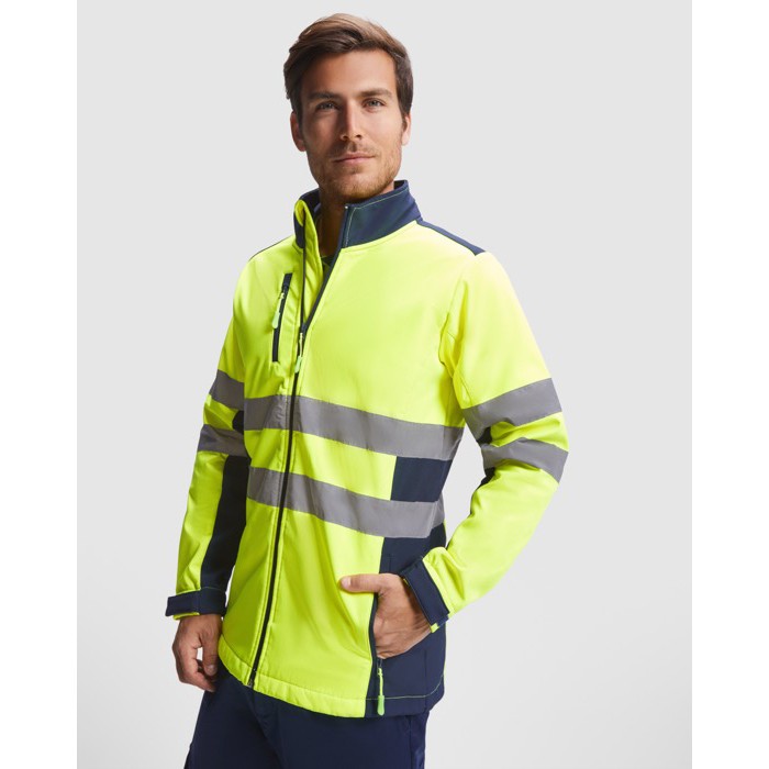 Chaqueta laboral softshell de alta visibilidad 320 g/m2 Roly Antares color amarillo fluorescente primera vista de uso