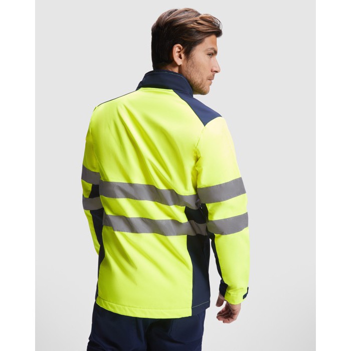 Chaqueta laboral softshell de alta visibilidad 320 g/m2 Roly Antares color amarillo fluorescente cuarta vista de uso