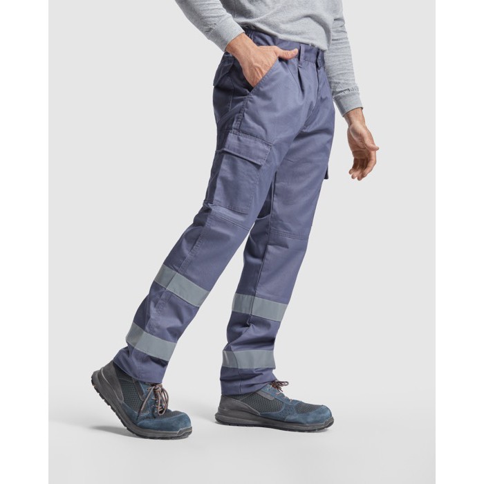Pantalón laboral largo de alta visIbilidad 240 g/m2 Roly Daily HV color gris topo tercera vista de uso
