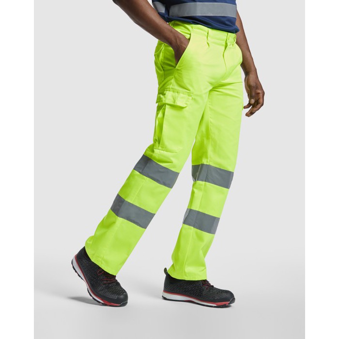 Pantalón laboral de alta visibilidad 235 g/m2 Roly Alfa color amarillo fluorescente tercera vista de uso