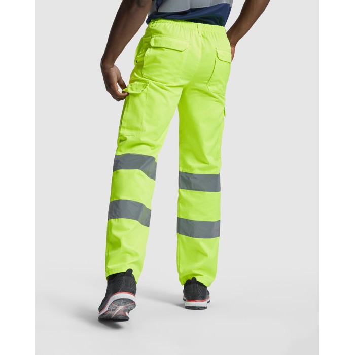 Pantalón laboral de alta visibilidad 235 g/m2 Roly Alfa color amarillo fluorescente cuarta vista de uso