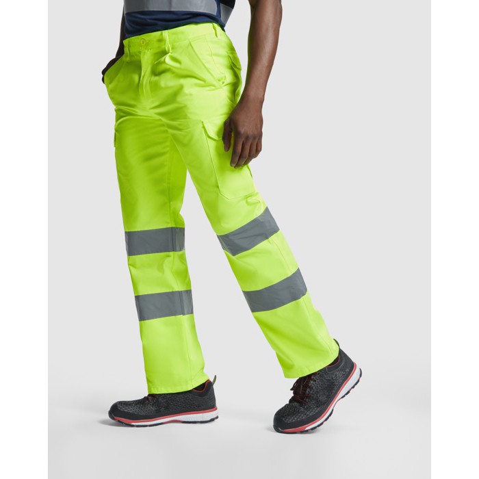 Pantalón laboral de alta visibilidad 235 g/m2 Roly Alfa color amarillo fluorescente quinta vista de uso