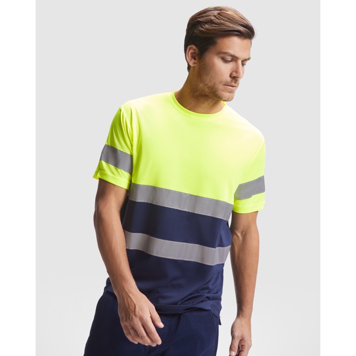 Camiseta técnica laboral de alta visibilidad 130 g/m2 Roly Delta color azul marino cuarta vista de uso