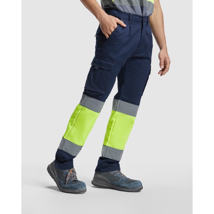 Pantalón laboral de alta visibilidad 250 g/m2 Roly Daily Stretch HV color amarillo fluorescente tercera vista de uso