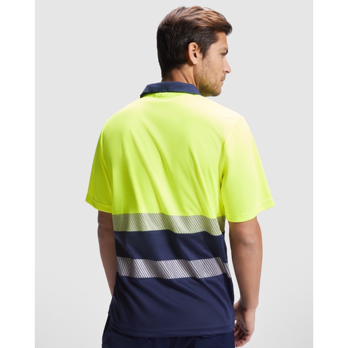 Polo laboral técnico alta visibilidad de poliéster 170 g/m2 Roly Vega color amarillo fluorescente cuarta vista de uso
