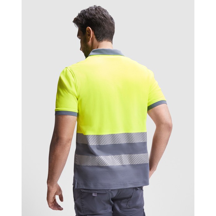 Polo laboral con alta visibilidad manga corta 170 g/m2 Roly Atrio color naranja fluorescente cuarta vista de uso