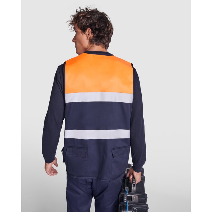 Chaleco laboral alta visibilidad multibolsillos 200 g/m2 Roly Beta color naranja fluorescente segunda vista de uso