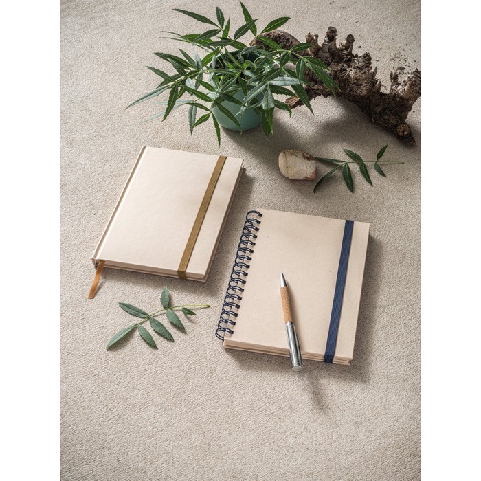 Libreta de anillas y tapa dura de caña de azúcar A5 hojas a rayas vista bodegón Libreta de anillas y tapa dura de caña de azúcar A5 hojas a rayas vista bodegón