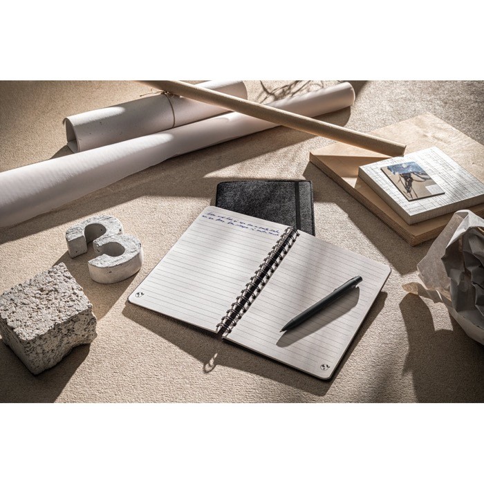 Bloc de notas con tapas de fieltro reciclado A5 hojas a rayas vista bodegón