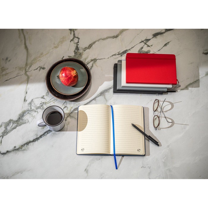 Cuaderno de tapa dura parcialmente reciclado A5 hojas a rayas vista bodegón