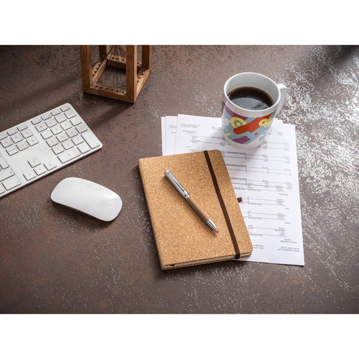 Libreta con tapas de corcho con cinta y portalápices A5 hojas lisas vista bodegón