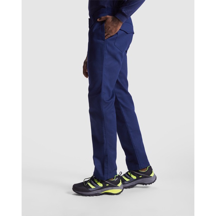 Pantalón laboral ignífugo de algodón y fibra de carbono 360 g/m2 Roly Ranger color azul marino quinta vista de uso