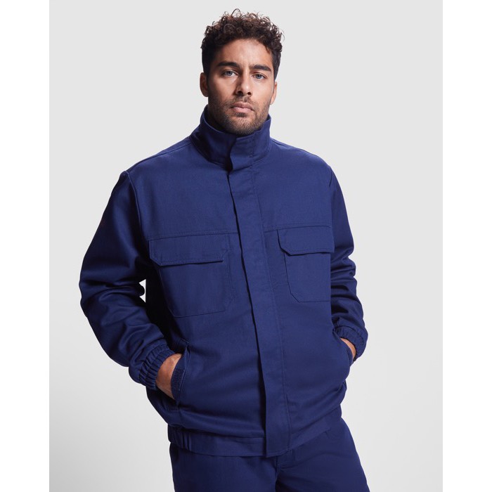 Chaqueta laboral ignífuga con cremallera 360 g/m2 Roly Cruiser color azul marino primera vista de uso