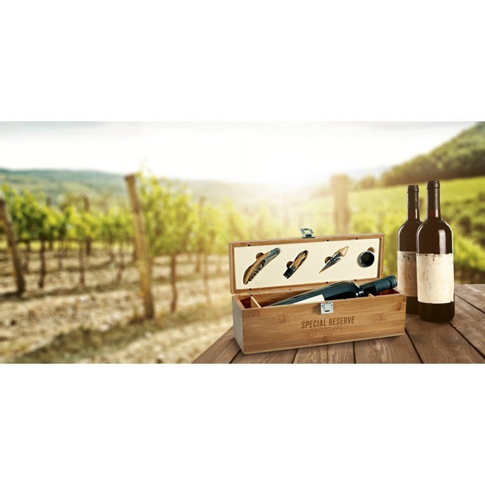 Set de vino presentado en elegante caja de bambú y metal vista bodegón