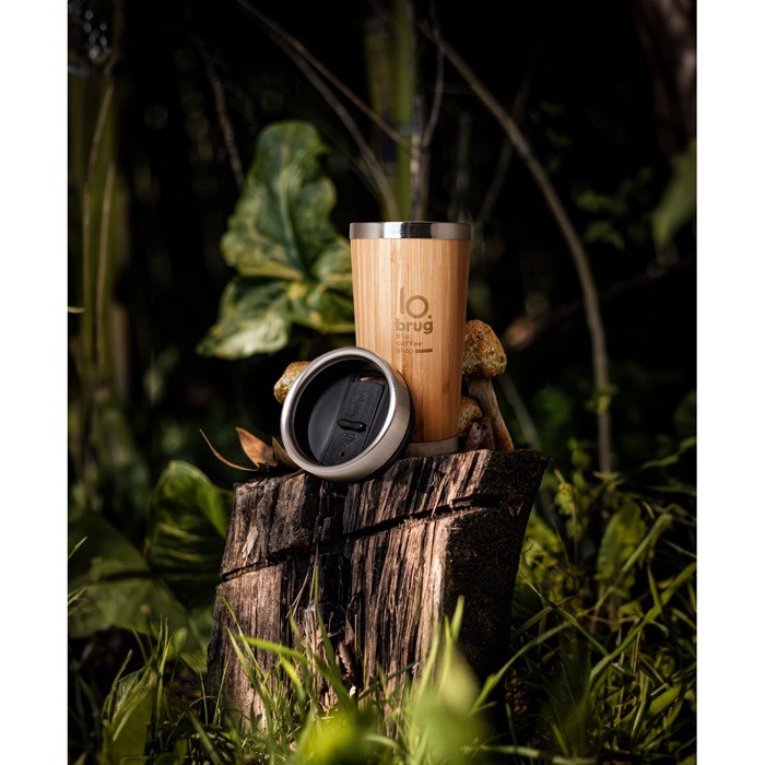Vaso de viaje bambú y acero inoxidable con tapa deslizante 500ml vista bodegón