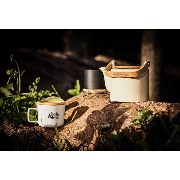 Taza de cerámica con tapa de bambú vista cuatro