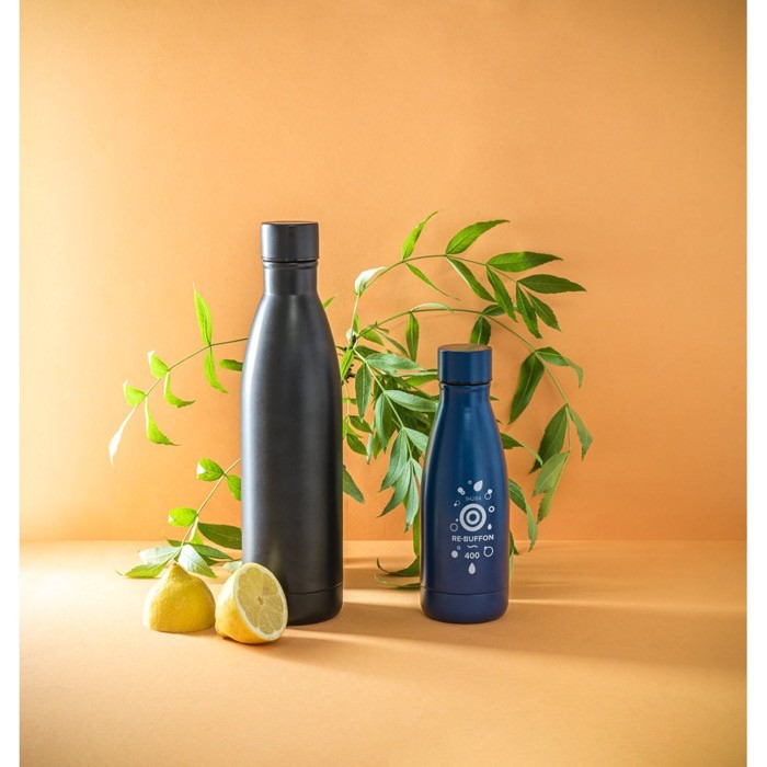 Botella termo de acero inoxidable reciclado con acabado mate 810ml vista bodegón Botella termo de acero inoxidable reciclado con acabado mate 810ml vista bodegón