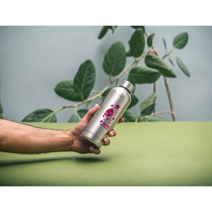 Botella de acero inoxidable 90% reciclado con acabado mate 550ml vista bodegón 	 Botella de acero inoxidable 90% reciclado con acabado mate 550ml vista bodegón