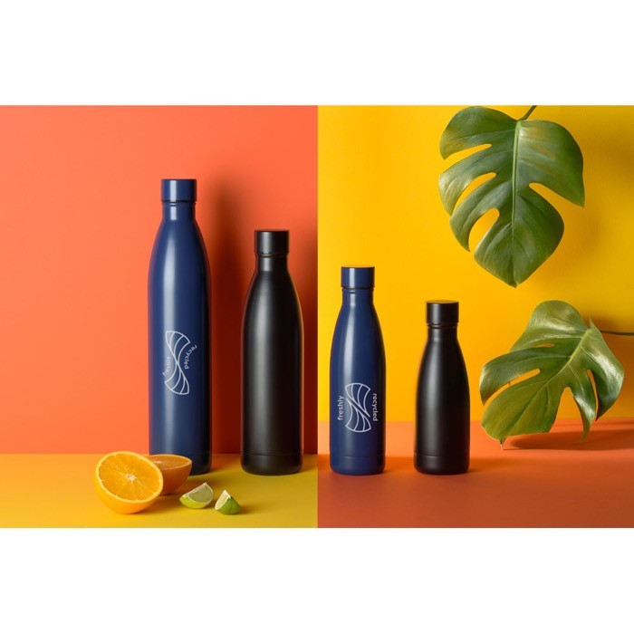 Botella termo de acero inoxidable con tapón antifugas 520ml vista bodegón Botella termo de acero inoxidable con tapón antifugas 520ml vista bodegón